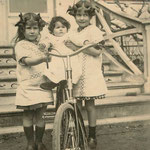 Les 3 filles Dussaud sur une bicyclette