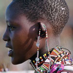 Traditionelle Piercing stelle in Afrika