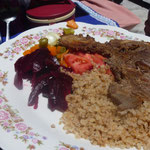 quinoa, salada e carne de lhama