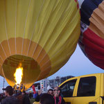 proporção tamanho dos balões e a caminhonete e as pessoas