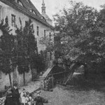 Pastor Grote mit Familie um 1900 vor dem Maxener Pfarrhaus