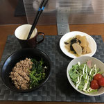 7月12日月曜日、Ohana朝食「二色そぼろ丼（ひき肉、ほうれん草）、小松菜と大根の煮物、水菜サラダ（ハム、プチトマト）」