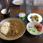 7月26日月曜日、Ohana朝食「カレーライス、きゅうりと水菜のサラダ、プチトマト、小松菜とちくわ、油揚げの煮浸し」
