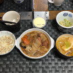 11月13日金曜日、Ohana朝食「ウインナーと白菜のピリ辛炒め煮（キムチ風味）、酢の物（もやし、きゅうり）、みそ汁（白菜、油揚げ）、プリン」