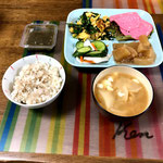 6月28日土曜日、Ohana朝食「ニラ玉、サラダ（ソフトサラミ、サニーレタス）、大根煮、きゅうりとかぶの浅漬け、ご飯、かぶと豆腐の味噌汁」