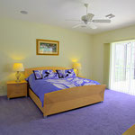 1.Master Schlafzimmer, Massive King-Size Betten  bieten optimalen Schlafkomfort in einer schönen Form. Meridian.