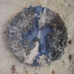 Blue-heaven; 500 euro; Gebruikte materialen/techniek: keramiek en asglazuur; Afmetingen: diameter 40cm x hoogte 9cm