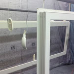 Vernissage de finition de l'encadrement de fenêtre et porte-fenêtre en PVC par notre atelier de Toulouse