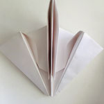 papier-drohne 2, 61 x 61 x 32 , 2026 , weißes papier
