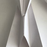 papier-drohne 1,  98 x 48 x 19 , 2026 , weißes papier