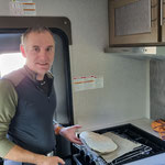 Martin macht Bannock Brot