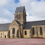 Sainte-Mère-Eglise, das Dorf mit der berühmten Kirchturmspitze, an welcher ein britischer Fallschirmspringer hängen blieb