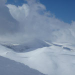 シャクナゲ岳、ビーナスの丘、そして本日の雪洞予定斜面も見える。