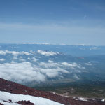 雲を足元に見る。向こうの山は南アルプス