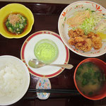 2,023/06/17(土）　米飯、鶏の唐揚げ、スパゲティサラダ、オクラの土佐酢和え、里芋と三つ葉の味噌汁、青りんご