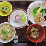 2026.06.05㊎【ロールの日】炊き込みご飯、豚肉三色巻きフライ、お浸しの二色巻き、豆腐と万能ねぎの澄し汁、ロールケーキシャインマスカット添え