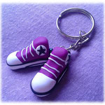 Llavero de zapatillas color violeta.
