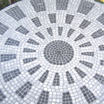 Finto mosaico su tavolo di metallo da esterno.