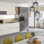 Cuisine en bois et laque blanche. Plans de travail en pierre noire. Cuisine ouverte. Cuisine tendance. Cuisine sans poignée. Cuisine moderne et tendance 2024. Cuisine haut de gamme. Cuisin Design Toulouse