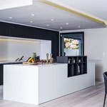 Cuisine en bois et laque blanche. Plans de travail en pierre blanche. Cuisine avec ilot central. Cuisine ouverte. Cuisine tendance. Cuisine sans poignée. Cuisine moderne et tendance 2023. Cuisine haut de gamme. Cuisin Design Toulouse