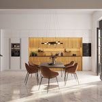 Cuisine blanche et bois. Plans de travail en pierre noire. Cuisine ouverte. Cuisine tendance 2024. Cuisine sans poignée. Cuisine moderne et tendance 2023. Cuisine haut de gamme. Cuisin Design Toulouse