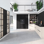 Cuisine en bois et laque beige. Plans de travail en pierre noire. Cuisine ouverte. Cuisine tendance. Cuisine sans poignée. Cuisine moderne et tendance 2023. Cuisine haut de gamme. Cuisin Design Toulouse
