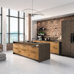 Cuisine en laque bronze et bois. Plans de travail en pierre bronze. Cuisine avec ilot central. Cuisine ouverte. Cuisine tendance. Cuisine avec poignée. Cuisine moderne et tendance 2024. Cuisine haut de gamme. Cuisin Design Toulouse