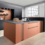Cuisine en laque cuivre et anthracite. Plans de travail en pierre noire. Cuisine avec ilot central. Cuisine ouverte. Cuisine tendance. Cuisine sans poignée. Cuisine moderne et tendance 2024. Cuisine haut de gamme. Cuisin Design Toulouse