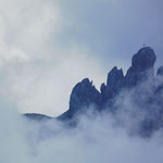 Gipfelkreuz & aufziehendes Gewitter in den Dolomiten, 2013