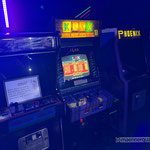 Das Bild zu Männerquatsch Podcast Folge 191 zeigt Eindrücke aus der "Retronom" Arcade Bar in Dortmund. 