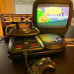 Das Bild zu Männerquatsch Podcast Folge 193 zeigt ein Mega Drive Tower mit Base Unit - Mega Drive 2, Mega CD 2 und 32X. 