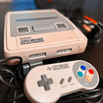 Das Bild zu Männerquatsch Podcast Folge 193 zeigt ein Super Nintendo Entertainment System (SNES) mit Controller. 