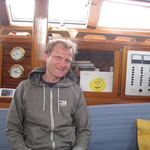 Peter posiert vor der Sonnenzeichnung von Lynn an Bord