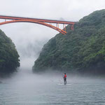 川霧が作り出す幻想的な世界。