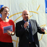 Bonns Bürgermeister Reinhard Lembach eröffnet den 11. Bonner Friedenslauf, li. Heike Werntgen