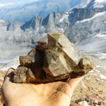 Philipp mit einer Rauchquarzstufe, Oberaar, Grimsel, Bern, Schweiz.