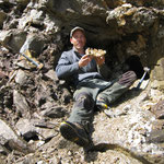 Philipp beim Strahlen, Aaregranit, Bergkristall, Grimsel, Bern, Schweiz.