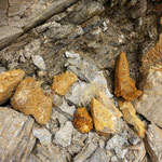 Kluft mit Bergkristall im Tessiner Habitus, Binntal, Wallis, Schweiz
