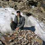 Philipp mit Kluftausbeute, Fundgut, Grimsel, Bern, Schweiz.