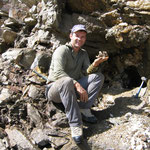 Christian beim Strahlen, Aaregranit, Bergkristall, Grimsel, Bern, Schweiz.