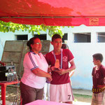 Manuel Alexander recibiendo su trofeo individual de goleador del torneo, Nivel 6