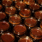 De stroop koelt af en dikt in de potjes nog een beetje in.