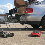 Der Fahrerstand mobil, direkt zum ausziehen im Kofferraum und davor der Buggy und der Ferrari am Sportplatz in Jengen.
