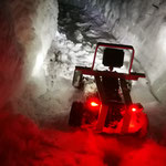 Der Buggy während der Aufnahme im "Eiskanal". Insgesamt leuchten 10 Front-LEDs die Strecke aus, die mit 3 schaltbaren Kanälen von der Fernsteuerung aus eingeschaltet werden können. Hinzu kommen insgesamt 6 Rückleuchten inkl. Bremslicht.