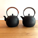 左  ちび丸ネオ柿渋染め紐巻弦　0.7ℓ   ¥37000-  在庫1点 / 右 鉄瓶ちび丸(小)　クルミ紐巻弦　0.7ℓ   ¥30000-　在庫なし