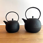 鉄瓶「ちび丸」(小)　0.7ℓ   ¥32000-  /  (中)　0.7ℓ   ¥32000-   'sold'  2サイズとも在庫なし