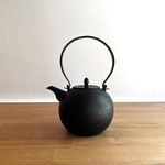 尻張鉄瓶豆太郎  0.6ℓ   ¥40000-  ,*尻張鉄瓶(中)蔓草  1.3ℓ   ¥56000-   在庫各1点