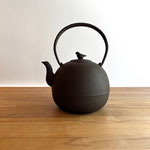 丸型鉄瓶とりっこ摘み　1.2ℓ   ¥38000-　'sold'  在庫なし