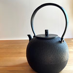 鉄薬缶「黒丸」　1.5ℓ   ¥38000-　'sold'  在庫なし