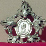 Ex-voto in argento con cornice a piccole sfere e foglie. Bottega toscana sec. XX